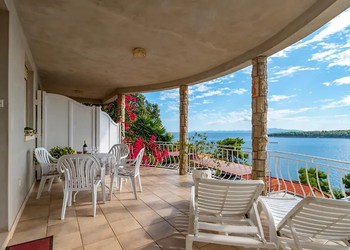 - 05 Апартаменты